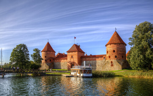 Trakai-castle-summer-©Laimonas-Ciunys_Lithuania-Travel