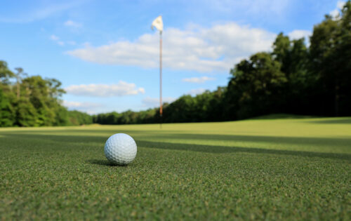 Unsplash_GolfballFahne_WEB