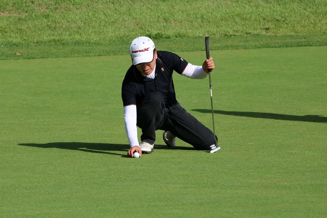 Eine Umfrage zeigt uns beim Thema Unsportlichkeit die Liste der Amateur-Don’ts auf den Plätzen weltweit, die anderen GolferInnen auf die Nerven fallen. 