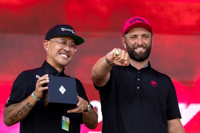 Jon Rahm, Captain von Legion XIII, und der Juwelier Ben Baller präsentieren den Meisterschaftsring bei der Siegerehrung nach der Finalrunde der LIV Golf Indianapolis im The Club at Chatham Hills am Sonntag nach dem LIV Finale.