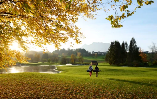 Golfplatz mit Blick auf Golfresort IMLAUER Hotel Schloss Pichlarn