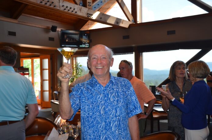 Nobelpreisträger Howitt feiert - sein Hole-in-One