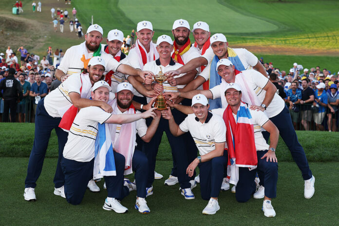 Aller guten Dinge sind Drei! Captain Luke Donald mit der Trophäe und den 12 Helden von New York - Team Europe gewinnt mit 15 zu 13 und führt Europa zum dritten Mal als Ryder-Cup-Captain an.