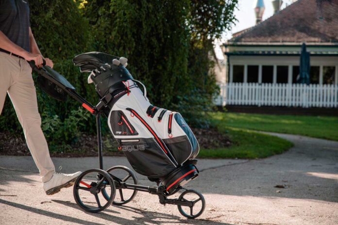 Ruhe auf Rädern: Die neue BIG MAX AQUA SILENCIO 4 hält dank ihres innovativen Silent Organizers die Schläger sicher an ihrem Platz. Wasserdicht, geräuscharm und mit reichlich Stauraum – ein cleverer Begleiter für jede Golfrunde.