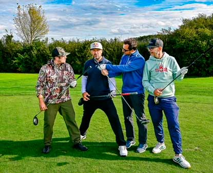 Golf statt Vollgas: Dominic Tritscher, Senad Grosic, Rallye-Legende Franz Wittmann und Organisator Sigi Schwarz hatten beim Rallye Drift Golf San Rocco Cup sichtlich Spaß auf dem Fairway.